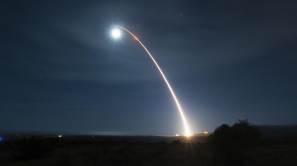 Esta foto fornecida pela Força Aérea dos EUA mostra o lançamento de um míssil balístico intercontinental Minuteman III desarmado durante um teste de desenvolvimento (foto e arquivo) - Sputnik Brasil