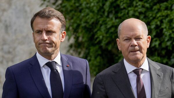 O presidente francês, Emmanuel Macron (à esquerda) e o chanceler alemão, Olaf Scholz, caminham no Palácio de Meseberg, residência oficial do Executivo alemão, rumo ao Conselho Ministerial Franco-Alemão. Meseberg, ao norte de Berlim, 28 de maio de 2024 - Sputnik Brasil