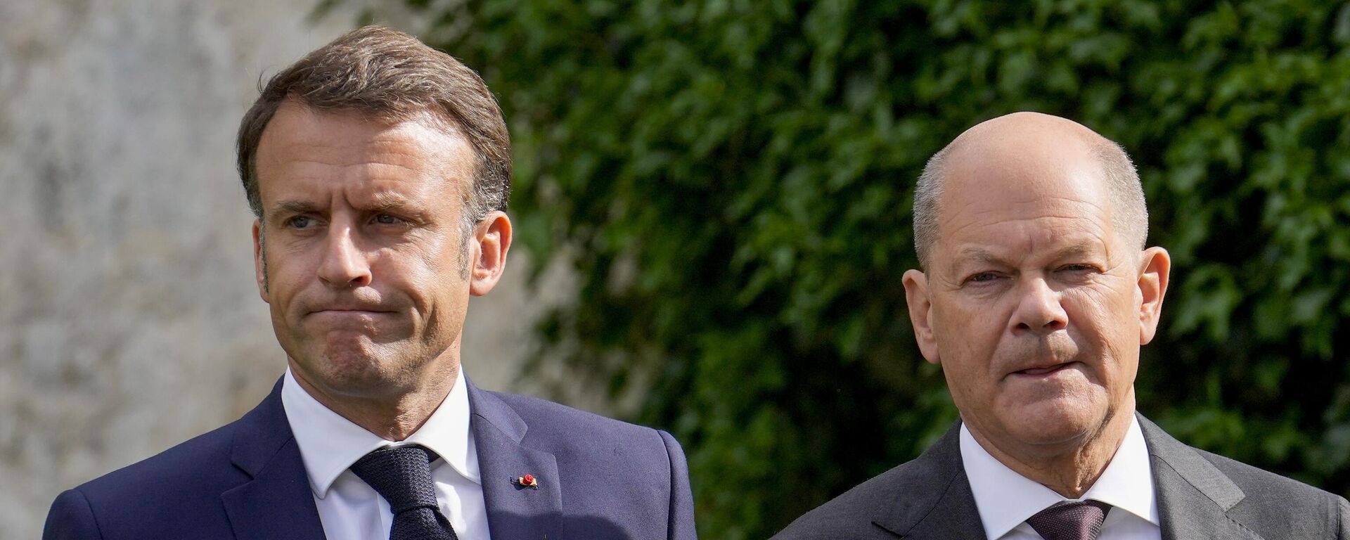 O presidente francês, Emmanuel Macron (à esquerda) e o chanceler alemão, Olaf Scholz, caminham no Palácio de Meseberg, residência oficial do Executivo alemão, rumo ao Conselho Ministerial Franco-Alemão. Meseberg, ao norte de Berlim, 28 de maio de 2024 - Sputnik Brasil, 1920, 05.06.2024