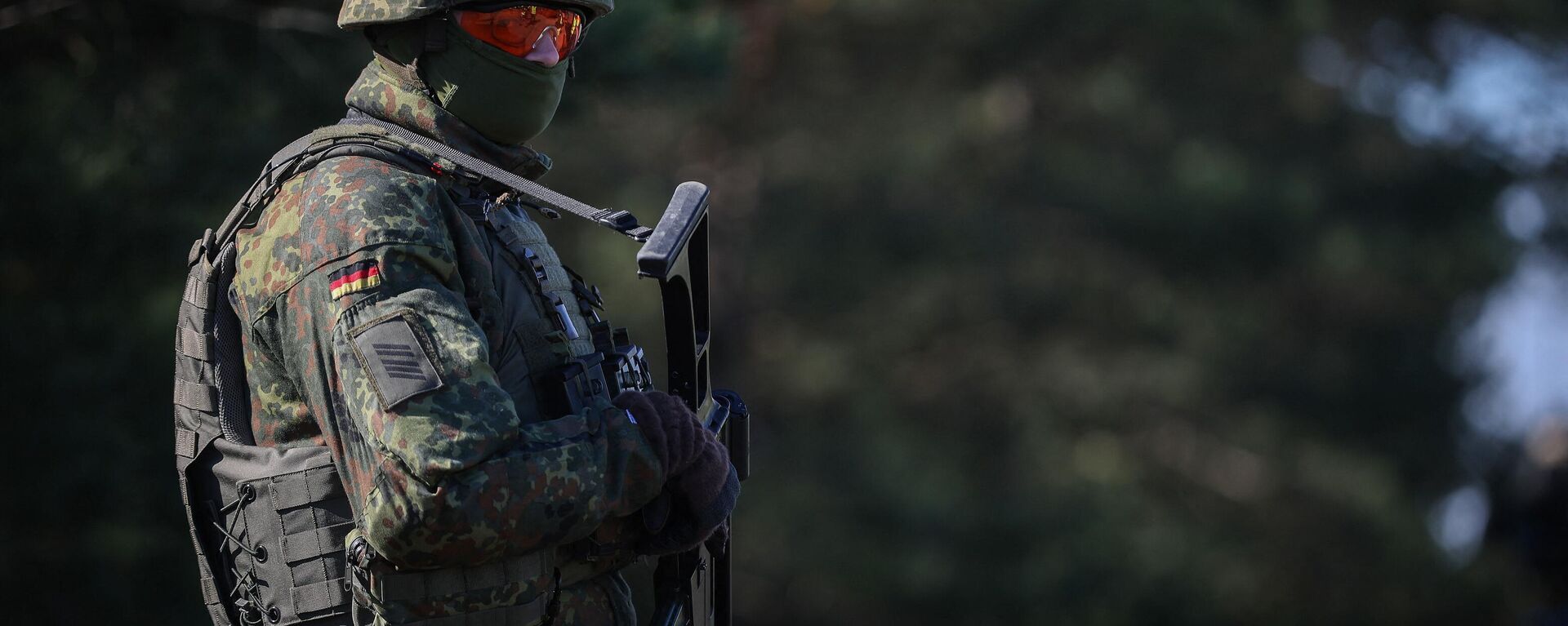 Um soldado é fotografado durante uma visita das tropas do Ministro da Defesa alemão na área de treinamento militar das Forças Armadas alemãs (Bundeswehr) em Mahlwinkel, perto de Magdeburg, leste da Alemanha, em 16 de março de 2023 - Sputnik Brasil, 1920, 07.06.2024