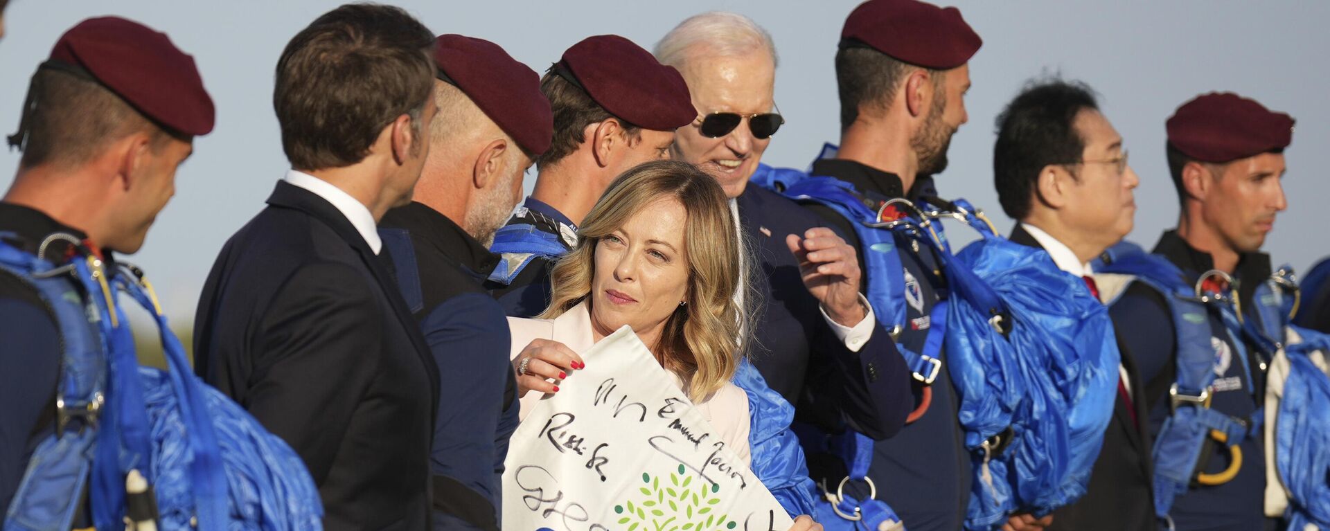 A primeira-ministra italiana, Giorgia Meloni, se junta aos líderes do G7 para assistir ao lançamento de paraquedas no San Domenico Golf, no primeiro dia da cúpula de líderes mundiais do grupo, em Borgo Egnazia, no sul da Itália, em 13 de junho de 2024 - Sputnik Brasil, 1920, 13.06.2024