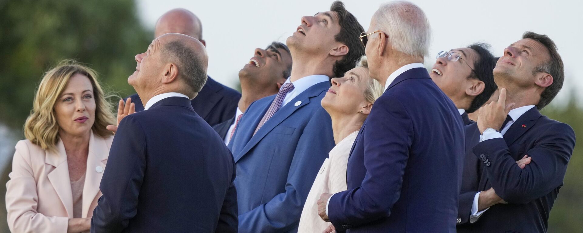 A primeira-ministra italiana, Giorgia Meloni, o chanceler alemão, Olaf Scholz, o presidente do Conselho Europeu, Charles Michel, o primeiro-ministro da Grã-Bretanha, Rishi Sunak, o primeiro-ministro do Canadá, Justin Trudeau, a presidente da Comissão Europeia, Ursula von der Leyen, o presidente dos EUA, Joe Biden, o primeiro-ministro do Japão, Fumio Kishida e o presidente francês Emmanuel Macron assistem a uma demonstração de paraquedismo durante a Cúpula do G7, Borgo Egnazia, Itália, 13 de junho de 2024 - Sputnik Brasil, 1920, 15.06.2024