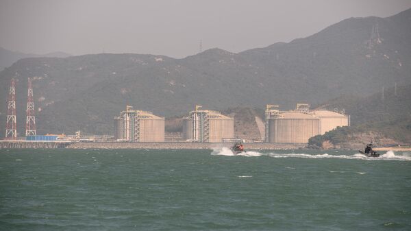 Polícia de Hong Kong passa perto de reatores da usina nuclear de Daya Bay como parte de um exercício de emergência nuclear do plano de contingência interdepartamental de Daya Bay, na ilha de Tung Ping Chau, em Hong Kong, em 20 de dezembro de 2017 - Sputnik Brasil