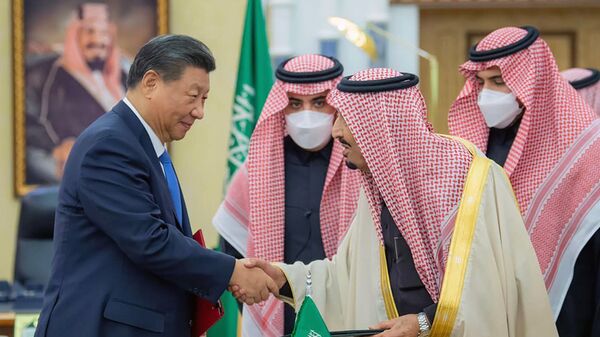 O presidente chinês, Xi Jinping, à esquerda, aperta a mão do rei saudita Salman bin Abdulaziz Al Saud, em Riad. Arábia Saudita, 8 de dezembro de 2022 - Sputnik Brasil