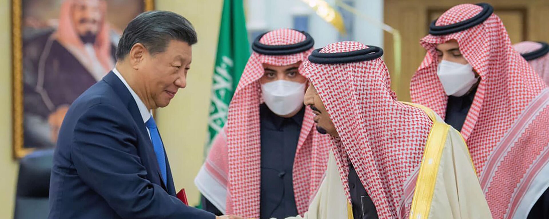 O presidente chinês, Xi Jinping, à esquerda, aperta a mão do rei saudita Salman bin Abdulaziz Al Saud, em Riad. Arábia Saudita, 8 de dezembro de 2022 - Sputnik Brasil, 1920, 18.06.2024