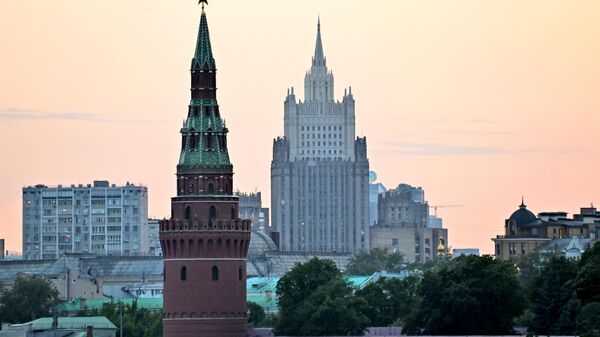 Paisagem composta pela torre Vodovzvodnaya do Kremlin de Moscou (em primeiro plano) e pelo prédio do Ministério das Relações Exteriores da Rússia (em segundo plano), em 2 de junho de 2024 - Sputnik Brasil