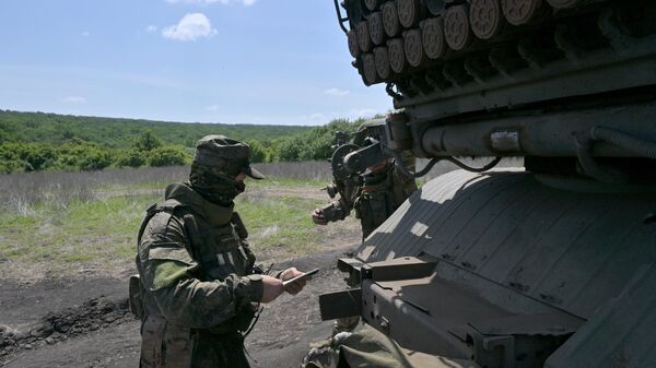 Operadores de lançador múltiplo de foguetes Grad do agrupamento de tropas russo Zapad (Oeste), foto publicada em 30 de maio de 2024 - Sputnik Brasil