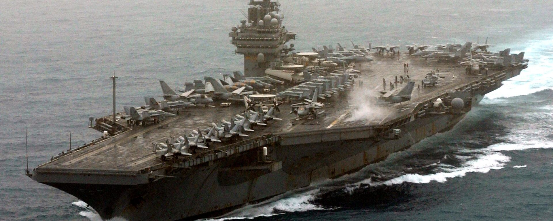 Foto de folheto da Marinha dos EUA mostra o USS Theodore Roosevelt (CVN 71) navegando pelo mar Mediterrâneo no dia 20 de março de 2003, divulgada em 21 de março de 2003 - Sputnik Brasil, 1920, 02.07.2024