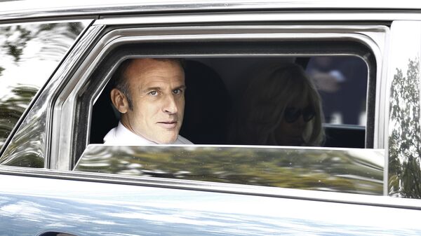 Presidente Emmanuel Macron em carro com a esposa Brigitte Macron após deixar local de votação para o segundo turno das eleições legislativas. França, 7 de julho de 2024 - Sputnik Brasil