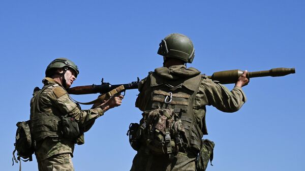 Soldados de unidades de assalto do Distrito Militar Central das Forças Armadas da Rússia praticam alinhamento de combate em um campo de tiro na área de retaguarda da operação militar especial russa, na direção de Avdeevka, foto publicada em 6 de julho de 2024 - Sputnik Brasil