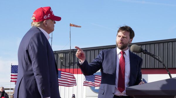 O senador republicano J. D. Vance ao lado do ex-presidente dos EUA e candidato à Casa Branca Donald Trump durante discurso em comício da pré-campanha presidencial nos Estados Unidos. Ohio, 16 de março de 2024 - Sputnik Brasil