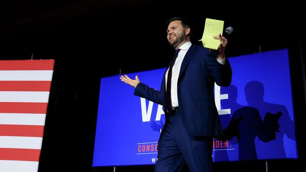 Candidato republicano ao Senado J.D. Vance sobe ao palco enquanto se prepara para falar durante um evento político em 2022 - Sputnik Brasil