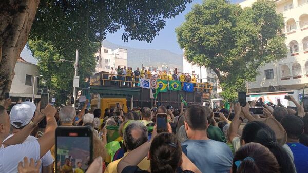 O ex-presidente Jair Bolsonaro discursa para apoiadores na praça Saens Peña, no bairro da Tijuca, Zona Norte do Rio de Janeiro (RJ), durante ato político, em 18 de julho de 2024 - Sputnik Brasil