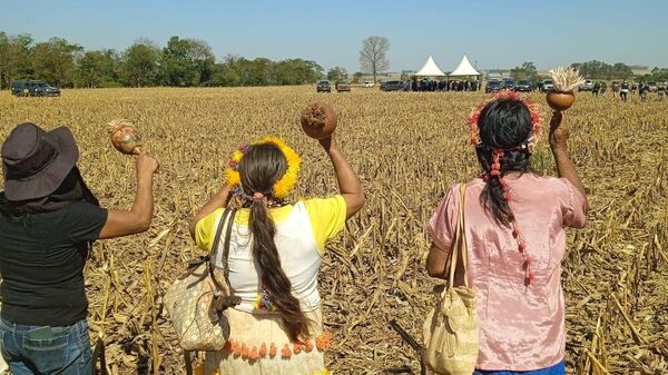 Indígenas em meio à ocupação de território abrangido pela Terra Indígena Panambi-Lagoa Rica. A localidade tem sido alvo de disputas entre produtores rurais e os Guarani-Kaiowá. Douradina, Mato Grosso do Sul, julho de 2024 - Sputnik Brasil