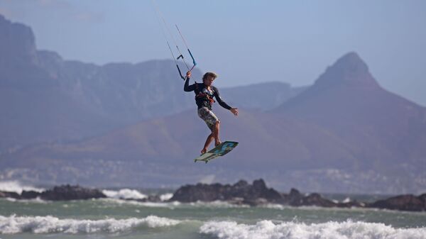 Praticante de kitesurf surfa tendo como pano de fundo a Table Mountain, na Cidade do Cabo, o principal destino sul-africano. África do Sul, 2 de fevereiro de 2014 - Sputnik Brasil