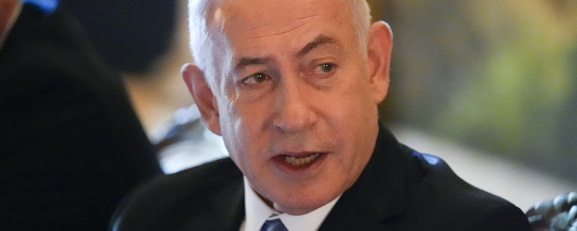 Benjamin Netanyahu, primeiro-ministro de Israel, durante reunião com Donald Trump, ex-presidente dos EUA (2017–2021) e candidato republicano à Casa Branca, em Mar-a-Lago, propriedade do americano em Palm Beach, na Flórida. EUA, 26 de julho de 2024 - Sputnik Brasil, 1920, 05.11.2024