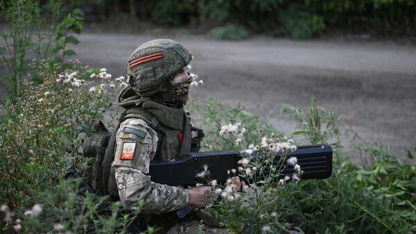 Soldado usa sistema pesado de lança-chamas TOS-2 do grupo Dare do Distrito Militar Central das Forças Armadas da Rússia na direção de Avdeevka, durante operação militar especial, foto publicada em 5 de agosto de 2023 - Sputnik Brasil