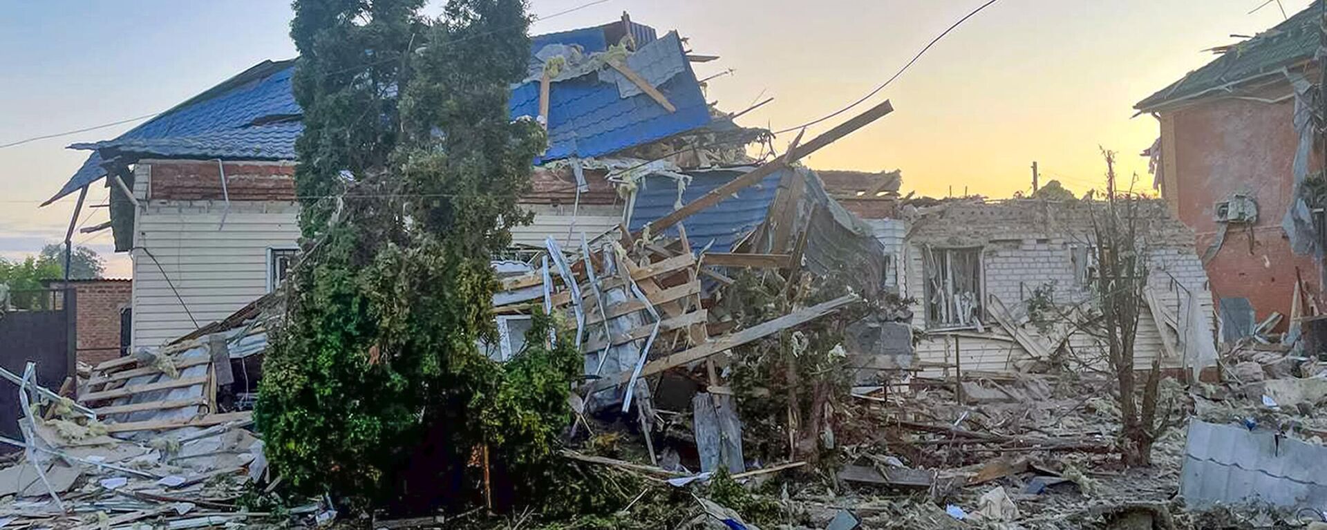 Foto divulgada pelo governador em exercício da região de Kursk, Aleksei Smirnov, em seu canal no Telegram mostra uma casa danificada após bombardeio do lado ucraniano na cidade de Sudzha, região de Kursk, que faz fronteira com a Ucrânia, em 6 de agosto de 2024 - Sputnik Brasil, 1920, 15.08.2024