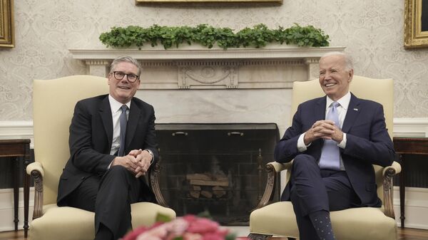 Keir Starmer, primeiro-ministro do Reino Unido (à esquerda), durante reunião com Joe Biden, presidente dos EUA, parte de cúpula comemorativa do 75º aniversário da OTAN na Casa Branca em Washington, EUA, 10 de julho de 2024 - Sputnik Brasil