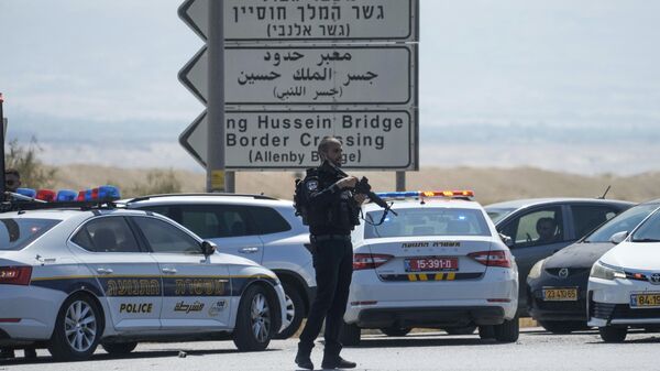 A polícia israelense monta guarda perto do local de um ataque a tiros na passagem da ponte Allenby, entre a Cisjordânia e a Jordânia, em 8 de setembro de 2024. Autoridades israelenses disseram que três pessoas foram baleadas e mortas - Sputnik Brasil