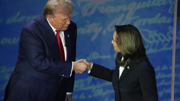 Os candidatos à presidência dos EUA, ex-presidente Donald Trump e a vice-presidente Kamala Harris, apertam as mãos antes do início de um debate presidencial, Filadélfia, 10 de setembro de 2024  - Sputnik Brasil