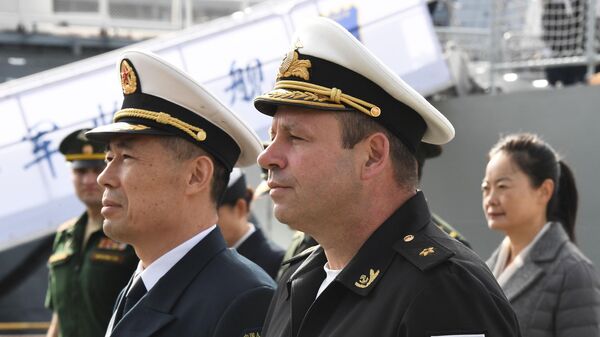 Vice-comandante da Marinha do Teatro de Operações do Norte do Exército de Libertação Popular, Contra-Almirante Yao Chun Yong, e vice-comandante da Flotilha Primorsky de Várias Forças da Frota do Pacífico Contra-Almirante, Aleksandr Schwartz, na cerimônia de despedida do destacamento Russo-Chinês de navios para o exercício Beibu/Interação 2024 em Vladivostok, em 21 de setembro de 2024. - Sputnik Brasil