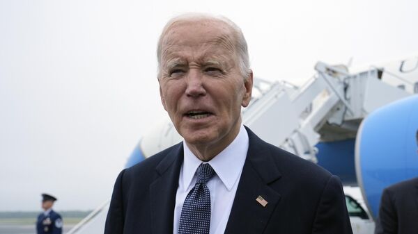 Joe Biden, presidente dos EUA, fala com jornalistas após descer do avião presidencial na base aérea de Dover, em Delaware. EUA, 27 de setembro de 2024 - Sputnik Brasil