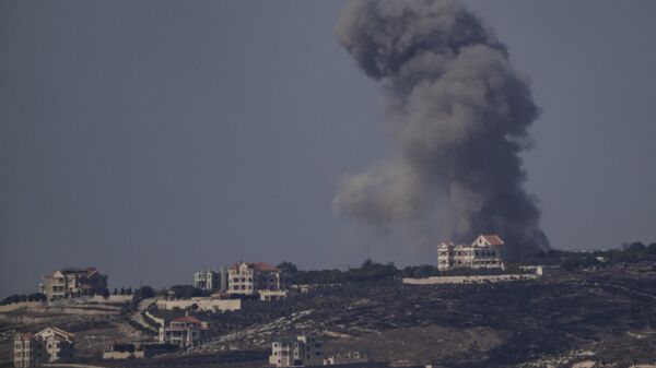 Fumaça sobe após bombardeio israelense no sul do Líbano visto do norte de Israel, em 5 de outubro de 2024 - Sputnik Brasil