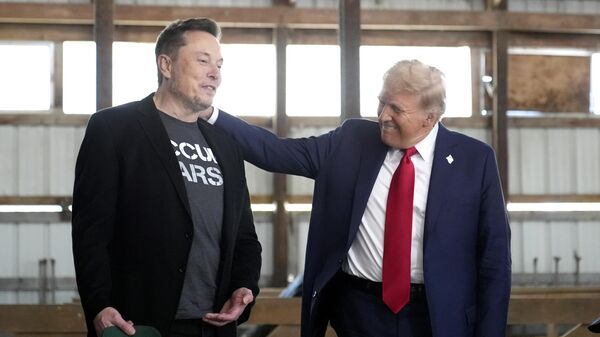 O CEO da Tesla e da SpaceX, Elon Musk (à esquerda), e o ex-presidente Donald Trump, candidato presidencial republicano, participam de evento de campanha no Butler Farm Show, em Butler, Pensilvânia, em 5 de outubro de 2024 - Sputnik Brasil