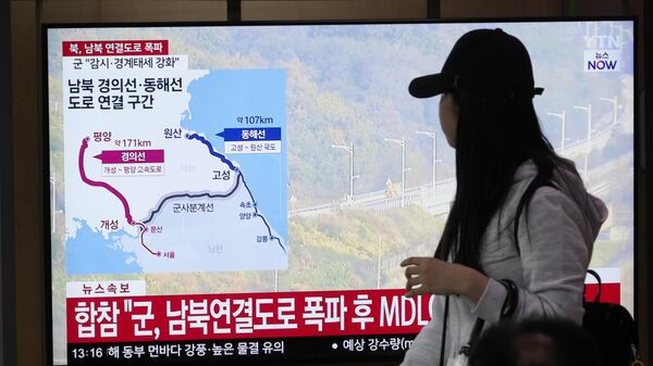 Programa de notícias da TV sul-coreana informa que a Coreia do Norte explodiu seções, no lado norte, das estradas que conectam as duas Coreias. Estação Ferroviária de Seul, Coreia do Sul, terça-feira, 15 de outubro de 2024. - Sputnik Brasil