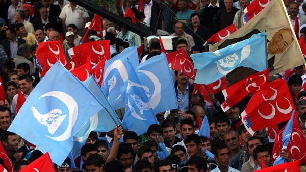 Apoiadores do grupo Lobos Cinzentos agitam bandeiras durante um comício eleitoral na cidade de Sivas. Turquia, 18 de julho de 2007 - Sputnik Brasil