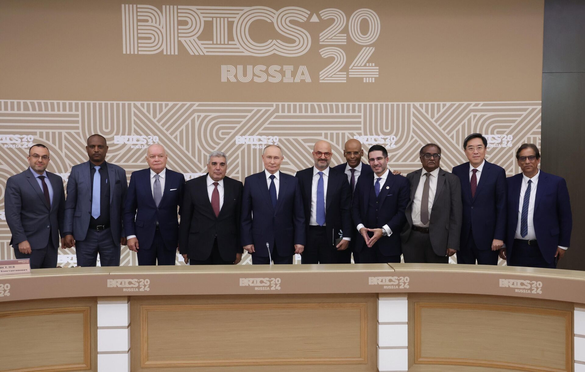 O presidente russo, Vladimir Putin (quinto da esquerda para a direita), é fotografado com representantes dos principais meios de comunicação dos países do BRICS, em 18 de outubro de 2024. Da esquerda para a direita: Daniel Rittner, diretor editorial da CNN Brasil; Admasu Damtew Belete, diretor-geral da agência de notícias FANA (Etiópia); Dmitry Kiselev, diretor-geral do grupo de mídia Rossiya Segodnya; e Salahaldin Maghauri, editor-chefe adjunto da Agência de Notícias do Oriente Médio (MENA, Egito). Depois, da direita para a esquerda: Iqbal Surve, presidente executivo da holding de mídia Independent Media (África do Sul); Fan Yan, editor-chefe adjunto da China Media Corporation, diretor e editor-chefe da rede de televisão CGTN (China); Sudhakar Nair, editor executivo da agência de notícias PTI (Índia); Faizal Abbas, editor-chefe do jornal Arab News (Arábia Saudita); e Nadeem Koteich, diretor-geral da Sky News Arabia (EAU) - Sputnik Brasil, 1920, 18.10.2024