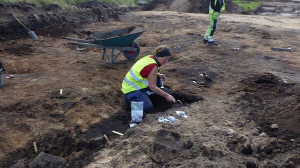 A arqueóloga Petra Nordin examinando uma das 139 sepulturas encontradas no sítio arqueológico - Sputnik Brasil