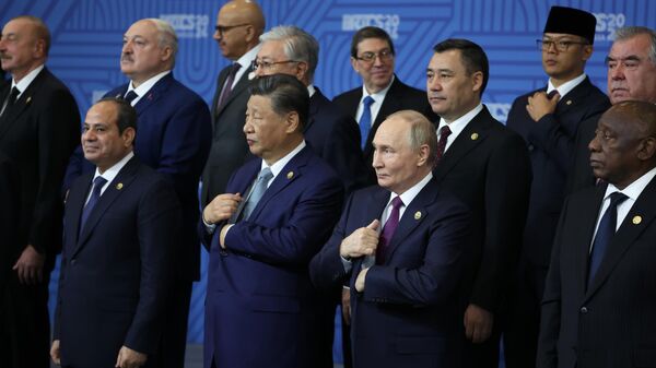 O presidente russo Vladimir Putin e o presidente chinês Xi Jinping na cerimônia de fotos dos líderes do BRICS na 16ª cúpula do BRICS em Kazan, 24 de outubro de 2024. - Sputnik Brasil