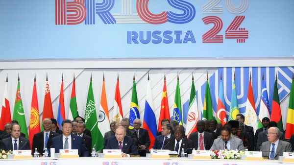 O presidente russo Vladimir Putin, o presidente egípcio Abdel Fattah al-Sisi, o presidente chinês Xi Jinping, o ministro das Relações Exteriores do Brasil Mauro Vieira, o primeiro-ministro etíope Abiy Ahmed Ali e o presidente sul-africano Cyril Ramaphosa na sessão plenária da 16ª Cúpula do BRICS em Kazan no formato BRICS+/Outreach. - Sputnik Brasil