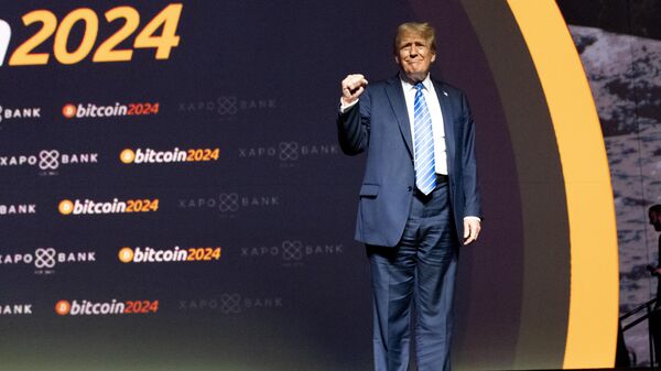 O então candidato presidencial republicano, Donald Trump, chega para falar na conferência Bitcoin 2024, em Nashville, Tennessee, 27 de julho de 2024 - Sputnik Brasil