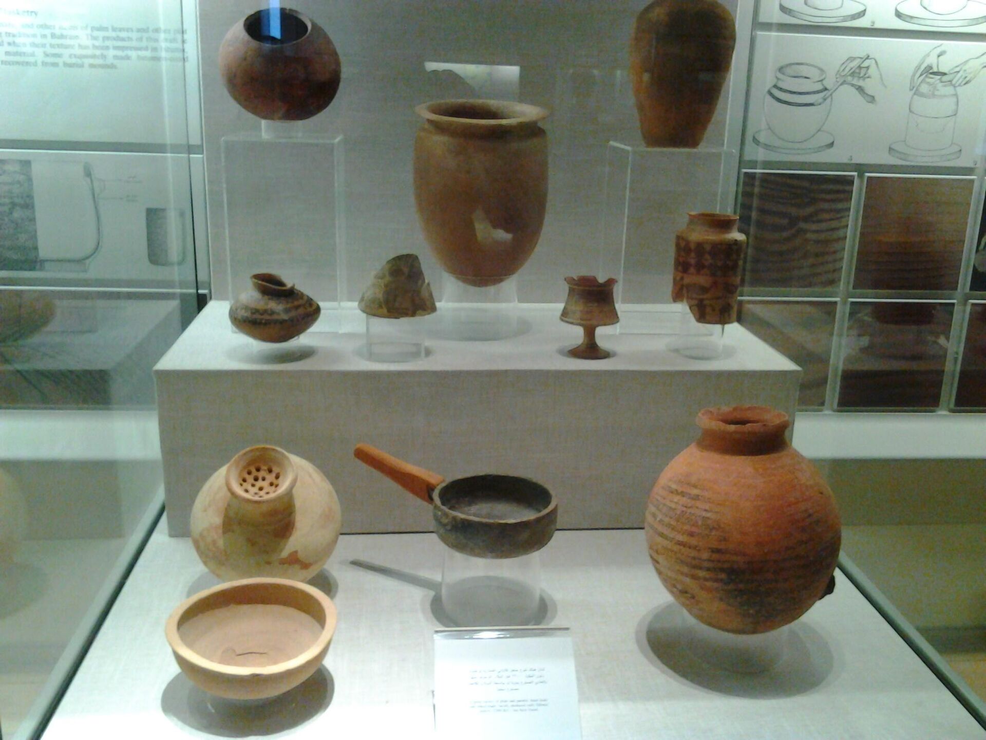 Cerâmicas Dilmun antigas (ca. 2300 a.C.) em exposição no Museu Nacional do Bahrein - Sputnik Brasil, 1920, 12.11.2024