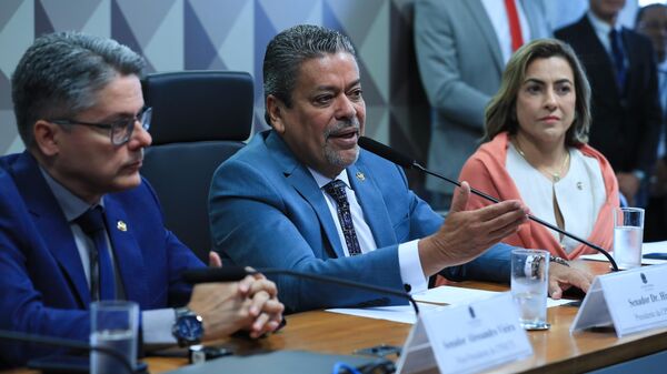 Presidente da CPI das Bets no Senado, Dr. Hiran (PP-RR, ao centro), ao lado da relatora, Soraya Tronicke (Podemos-MS), e do vice-presidente da comissão, Alessandro Vieira (MDB-SE), durante a abertura dos trabalhos. Brasília (DF), 12 de novembro de 2024 - Sputnik Brasil