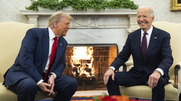 O presidente Joe Biden se reúne com o presidente eleito Donald Trump no Salão Oval da Casa Branca, 13 de novembro de 2024, em Washington. - Sputnik Brasil