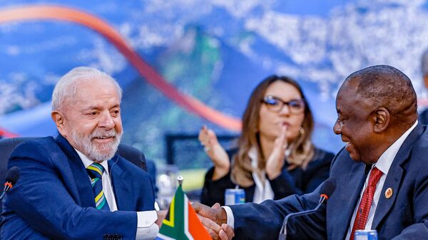 O presidente brasileiro, Luiz Inácio Lula da Silva (à esquerda), cumprimenta o presidente da sul-africano, Cyril Ramaphosa, durante a segunda sessão da reunião de líderes do G20. Rio de Janeiro, Brasil, 18 de novembro de 2024 - Sputnik Brasil