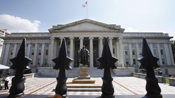 Uma estátua do ex-secretário do Tesouro dos EUA, Albert Gallatin, parte externa do edifício do Tesouro em Washington - Sputnik Brasil