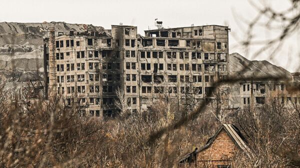 Edifício na cidade liberada de Selidovo, na República Popular de Donetsk. - Sputnik Brasil