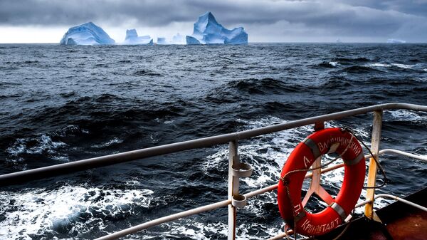 Icebergs são vistos não muito longe da Ilha Alexandre I do convés do navio de pesquisa oceanográfica russo Almirante Vladimirsky durante uma expedição às costas da Antártida - Sputnik Brasil