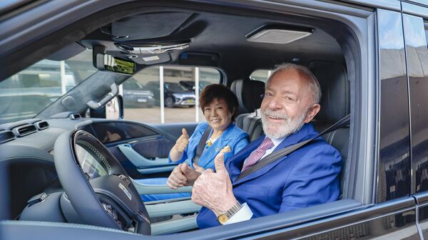 Presidente brasileiro, Luiz Inácio Lula da Silva, durante reunião com a vice-presidente executiva da BYD e CEO da BYD nas Américas, Stella Li, no Palácio do Planalto. Brasília (DF), 2 de dezembro de 2024 - Sputnik Brasil