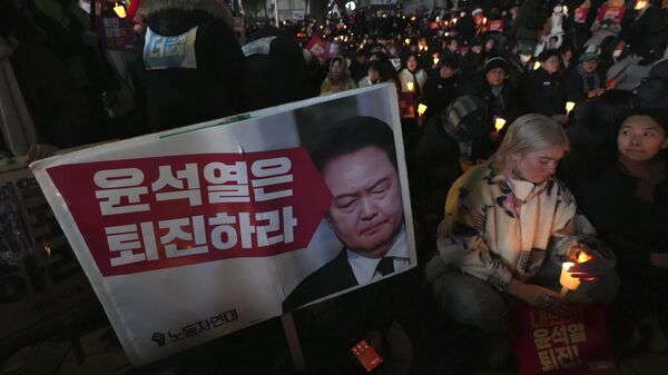 Manifestantes durante uma vigília à luz de velas contra o presidente sul-coreano Yoon Suk-yeol em Seul, Coreia do Sul, 4 de dezembro de 2024. - Sputnik Brasil