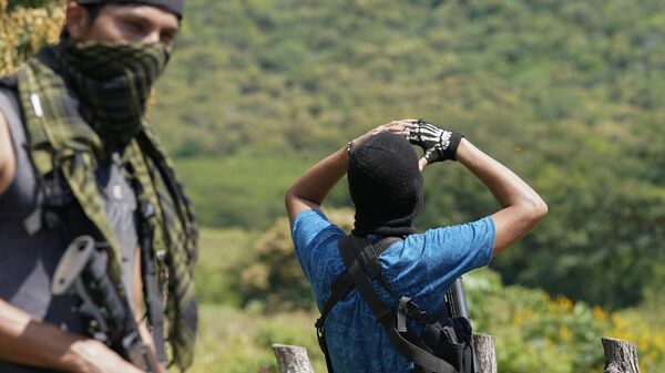 Homens armados que alegam ser membros de um esquadrão de autodefesa patrulham os limites de Taixtan, no estado de Michoacán, no México, em 28 de outubro de 2021 - Sputnik Brasil