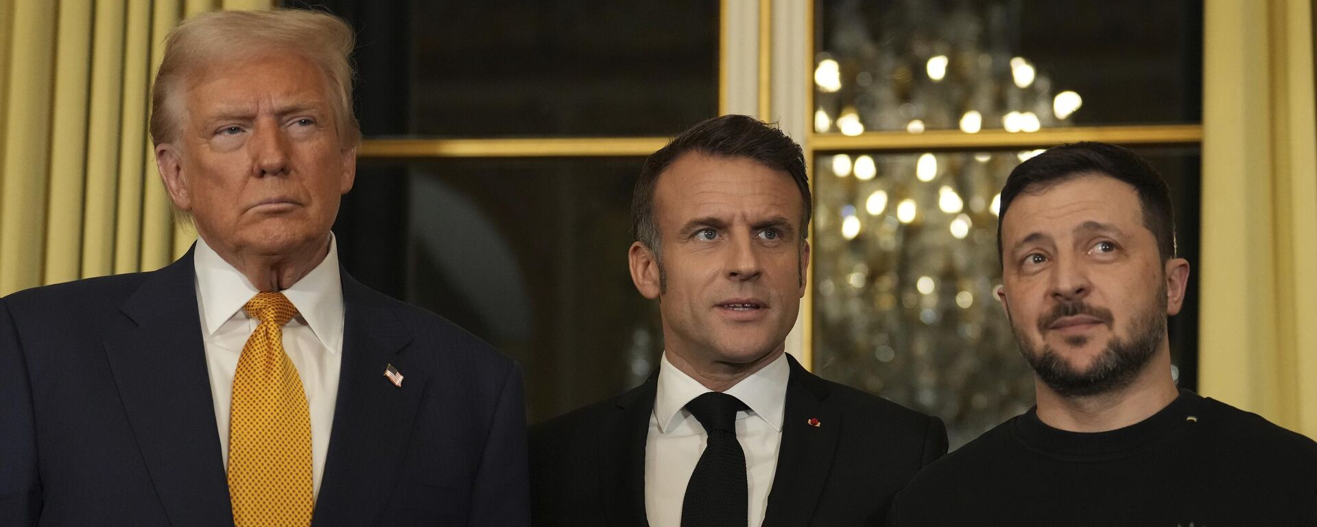 O presidente da França, Emmanuel Macron, ao centro, ao lado do presidente americano eleito Donald Trump, à esquerda, e do presidente da Ucrânia, Vladimir Zelensky, no Palácio do Eliseu, 7 de dezembro de 2024, em Paris. - Sputnik Brasil, 1920, 26.12.2024