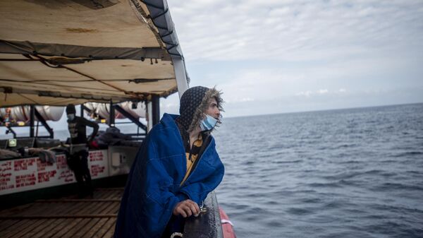 Um homem da Síria olha para o mar após ser resgatado em um barco de madeira com 27 refugiados da África e do Magreb pela ONG Open Arms, a 45 milhas náuticas da costa da Líbia, no Mar Mediterrâneo, 5 de março de 2022 - Sputnik Brasil