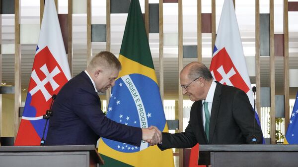 Vice-presidente do Brasil, Geraldo Alckmin (à direita), e primeiro-ministro da Eslováquia, Robert Fico, durante visita deste ao Brasil. Brasília, 10 de dezembro de 2024 - Sputnik Brasil