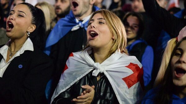 Apoiadores do partido governista Sonho Georgiano da Geórgia comemoram a vitória do partido nas eleições parlamentares em uma praça em frente ao escritório do Sonho Georgiano em Tbilisi, Geórgia - Sputnik Brasil